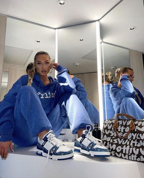 Social Media Influencer Aesthetic, Shoes Game, Influencer Aesthetic, Hailey Baldwin Style, Louis Vuitton Sneakers, Shotting Photo, Business Shoes, Streetwear Fashion Women, Social Media Influencer