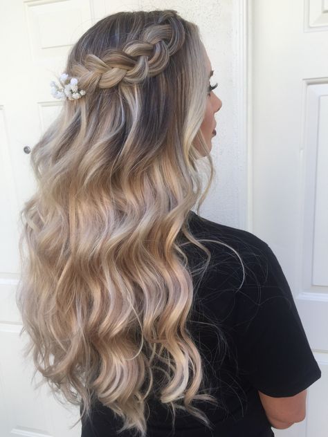 Blonde bridesmaid hair. Mermaid curls. Bellami Khaleesi butter blonde clip-in extensions 20”. Beach wedding hair. Hairstyles Blonde Bridesmaid Hair, Blonde Bridesmaid, Kahleesi Hair, Khalessi Hair, Mermaid Hair Waves, Mermaid Curls, How To Bayalage Hair, Doterra Hair, Khaleesi Hair