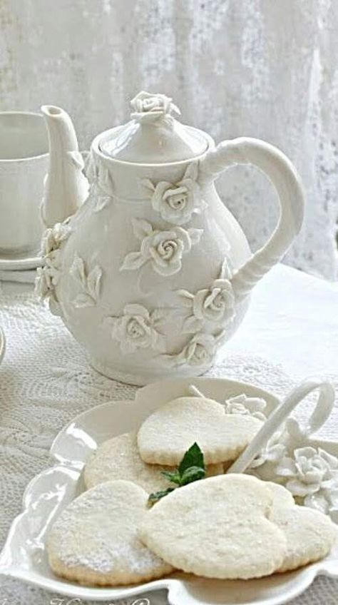 White Sunroom, Bistro Design, Rose Teapot, Keramik Design, White Cottage, Teapots And Cups, Linens And Lace, Tee Set, Rose Cottage