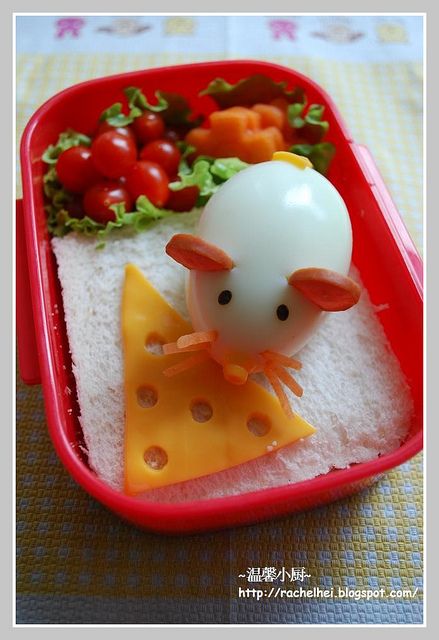 I don't know that my kids would eat this, but it's cute to look at!  The last time we tried hard boiled eggs, C called them cheese! Breakfast Bento, Snack Sani, Food Art For Kids, Decorações Com Comidas, Cute Bento, Fun Lunch, Kawaii Food, Fun Kids Food, Bento Lunch