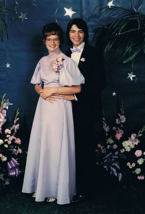 80s Prom Men, Footloose Costumes, Hm Christmas, 80s Couples, 80s Photoshoot, Couple Prom Pictures, Cool Snaps, Halloween Prom, 1980s Prom Dress