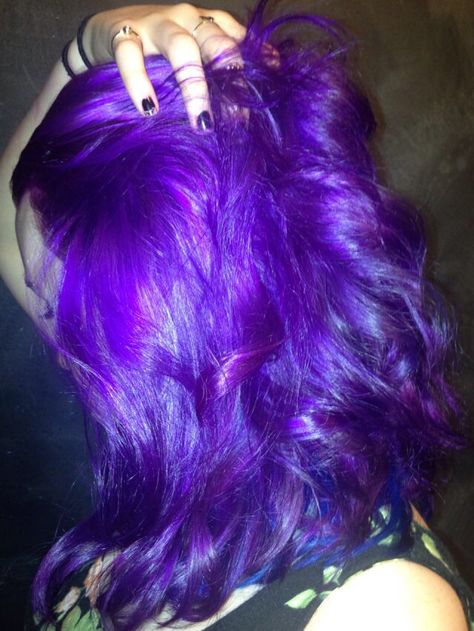 I love the strong colour Bright Purple Hair, Nice Hairstyles, Pink Tips, Dyed Hair Inspiration, Pretty Hair Color, Funky Hairstyles, Hair Stylies, Hair Color And Cut, Dye My Hair