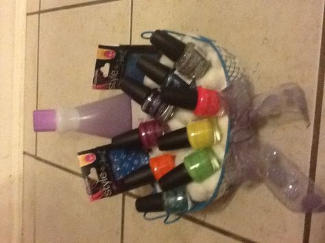 Fingernail polish gift basket. Polish, remover, cotton, nail stickers. Great gift for a teen. Shop dollar store and won't break the bank! Nail Polish Gift Basket, Birthday Presents For Teens, Diy Dollar Store Crafts Projects, Dollar Store Gifts, Nail Polish Gift, Best Gift Baskets, Diy Gift Baskets, Birthday Gift Baskets