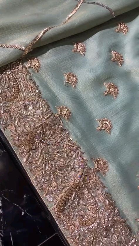 Zardosi Work Dupatta, Sikh Bride, Suit Embroidery, Indian Suit, Zardosi Embroidery, Zardosi Work, Heavy Dresses, Embroidery Leaf, Zardozi Embroidery