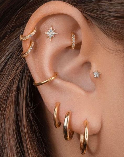 Ear Piercings Silver, Ušný Piercing, Ear Designs, Ear Stacks, Minimalist Ear Piercings, Piercing Inspo, Pretty Ear Piercings, Cool Ear Piercings, Cute Ear Piercings