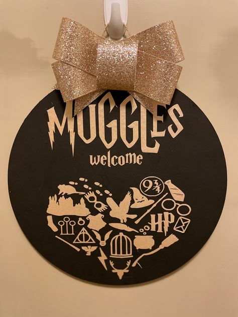 Harry Potter Door Sign Ideas, Door Hanger Harry Potter, Harry Potter Wooden Signs, Harry Potter Welcome Sign Front Door, Harry Potter Door Sign, Cricut Harry Potter Projects, Harry Potter Wall Art Diy, Harry Potter Signs Wooden, Harry Potter Welcome Sign