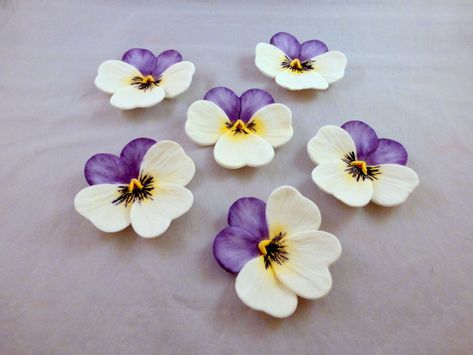 Pansy Cake, Flowers For Cake Decorating, Flower Cupcake Toppers, Flowers For Cake, Cupcakes Flores, Cake Decorating Flowers, Sugar Paste Flowers, Crea Fimo, Sugar Flowers Cake