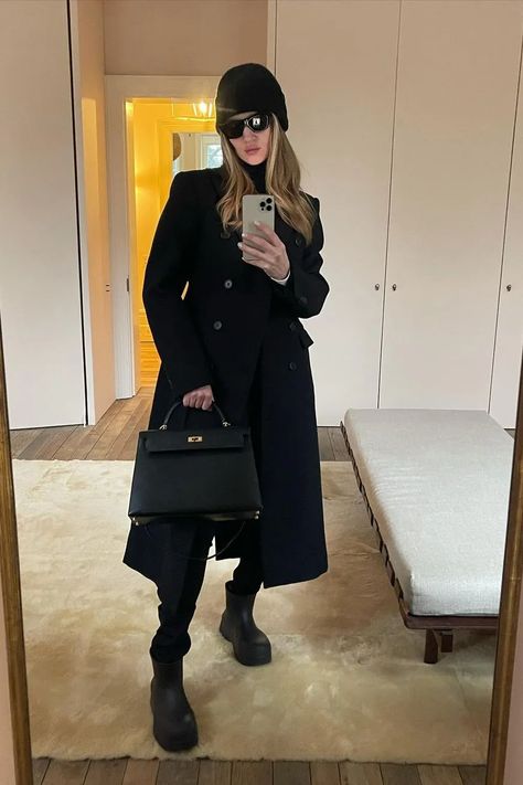 Bottega Boots, Puddle Boots, Rosie Huntington Whiteley Style, Winter Moodboard, White Tracksuit, Rosie Hw, Black Is The New Black, Rosie Huntington, Outfit Formulas