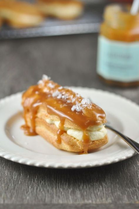 Cheesecake Eclairs, Easy Eclair Recipe, Caramel Eclair, Caramel Eclairs, Caramel Pastry, Easy Eclairs, Eclairs Recipe, Salted Carmel, Eclair Recipe