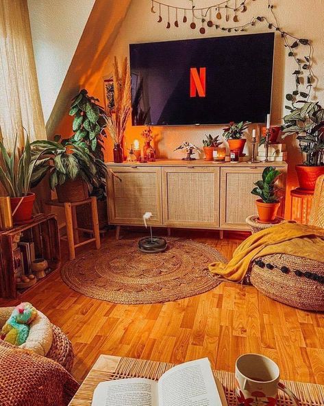 70s Inspired Living Room, Ideas For Best Friends, 70s Living Room, Rental Apartment, Dining Room Ideas, Apartment Decor Inspiration, Home Decor Gifts, Room Makeover Inspiration, Decor Home Living Room