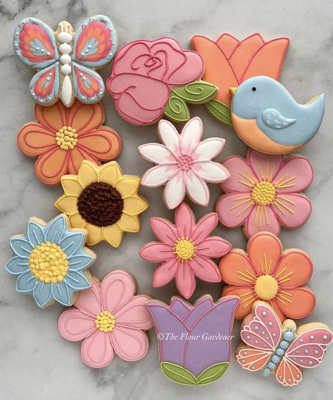 Mother’s Day Sugar Cookies, Mothers Day Cookies Decorated, Spring Flower Cookies, Cookie Decorating Icing, Flower Sugar Cookies, Butterfly Cookies, Royal Icing Flowers, Easter Sugar Cookies, Icing Techniques