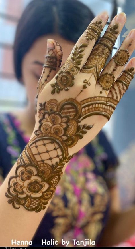 Floral, leafy, indo-western pattern for casual and formal occasion Casual Mehendi Designs, Indo Western Mehndi Designs, Indo Western Mehendi Designs, Western Mehndi Designs, Western Mehendi Designs, Indo Arabic Mehendi, Western Mehndi, Latest Finger Mehndi Designs, Hand Mehendi