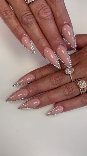 Bedazzled Almond Nails, Nail Gems Designs, Almond Nails With Gems, Kim Outfits, Gem Nail Designs, Diamond Nail Designs, Wedding Guess, Long Almond Nails, Almond Acrylic