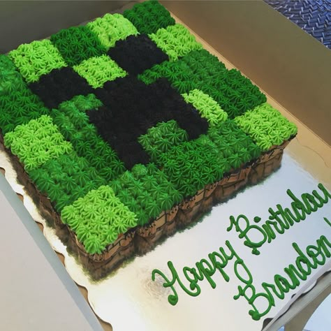 Minecraft cupcake pull apart                                                                                                                                                     More 11 Birthday Cake, Minecraft Dort, Cupcakes Minecraft, Pastel Minecraft, Minecraft Cupcakes, Minecraft Party Decorations, Minecraft Birthday Cake, 11 Birthday, Gaming Party