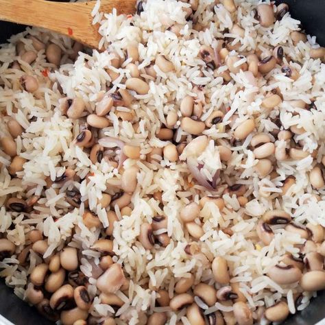 Black-eyed peas and rice (one pot) - biscuits and ladles Peas And Rice, Blackeyed Peas, Black Eyed Peas Recipe, Black Eyed Beans, Vegetarian Italian, Peas Recipe, Rice And Peas, Plantains Fried, Pea Recipes