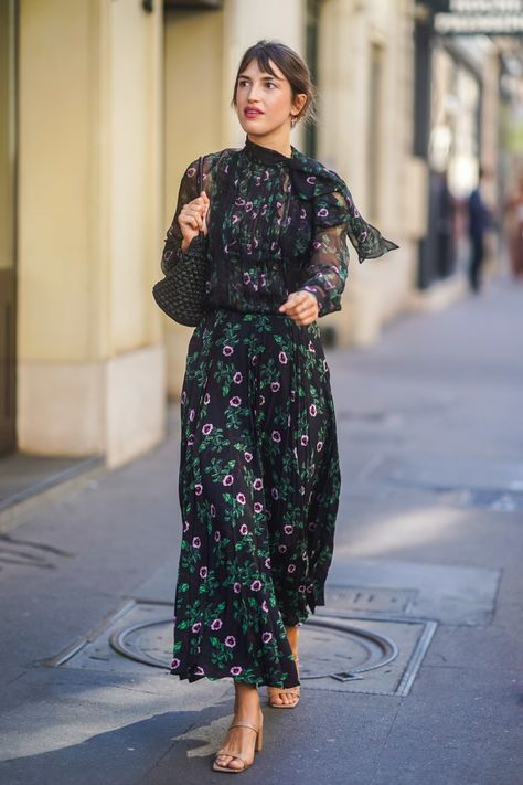 Street style: 9 on-trend long dresses we'll still be wearing this fall Black Floral Maxi Dress, Beautiful Long Dresses, Jeanne Damas, Maxi Dress Outfit, Paris Mode, Mode Casual, Parisian Chic, Spring Summer Dress, Mode Inspo