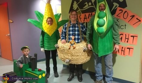 Farm Family - 2018 Halloween Costume Contest Farm Family Costume, Farm Costumes, Vegetable Costumes, Family Costumes Diy, Clever Costumes, Video Game Costumes, Box Costumes, Kids Costumes Girls, Farm Family