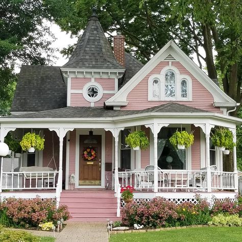 Vintage Home of the Day! Momence, IL #oldhouse #vintagehomes #iloveoldhouses #historichome #oldhouselove #vintagehomescharm… Girly House Exterior, Eclectic House Exterior, Small Cute House, Minecraft Fairycore, Big Cottage House, Small Victorian Homes, Sims Exterior, Small Victorian House, Dream Architecture