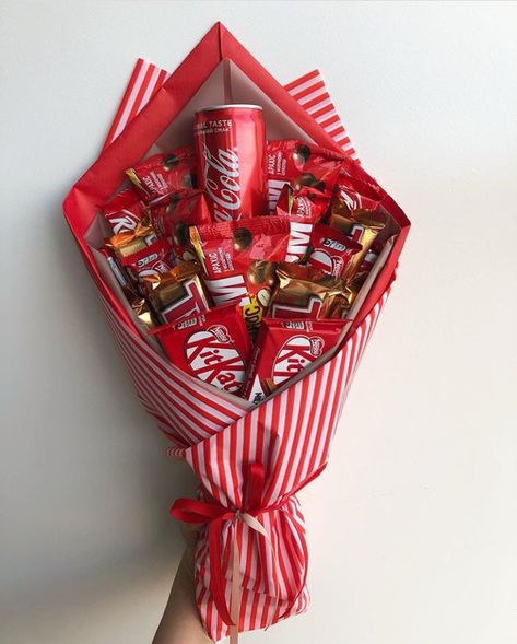 Soda Bouquet, Food Bouquet, Chocolate Bouquet Diy, Decor Christmas Home, Candy Bouquet Diy, Personalised Gifts Diy, Christmas Homemade, Christmas Homescreen, Flower Box Gift