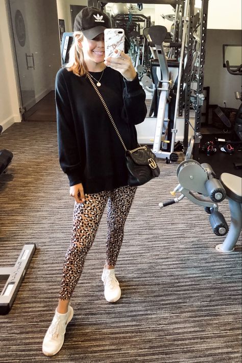 Cheetah Print Leggings Outfit, Leopard Leggings Outfit Winter, Leopard Leggings Outfit Casual, Cheetah Leggings Outfit, Animal Print Leggings Outfit, Leopard Joggers Outfit, Pattern Leggings Outfit, Leggins Animal Print Outfits, Leopard Print Leggings Outfit