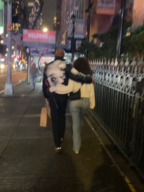 love heart rose nyc couple vibe aesthetic cute valentine walking night new york city ig Love In Nyc Aesthetic, Nyc Love Couple, New York City Couple Aesthetic, City Date Aesthetic, Abc Dates, Walking In Nyc, Nyc Couple Aesthetic, City Date Night, City Shadow