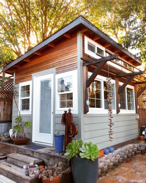 Outdoor Art Studio Shed, Build A Studio Shed, Small Shed Art Studio, Storage Shed Art Studio, Small Backyard Studio, Art Studio Building Ideas, Outdoor Painting Studio, Backyard Studio Plans, Art Studio Shed Interior