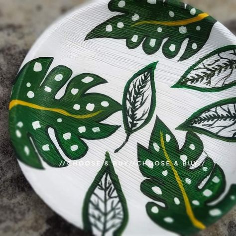 Palm Leaf Decor, Plate Painting, Leaf Plate, Leaf Painting, Wood Plate, Leaf Plates, Adult Coloring Book Pages, Canvas Painting Designs, Plate Crafts