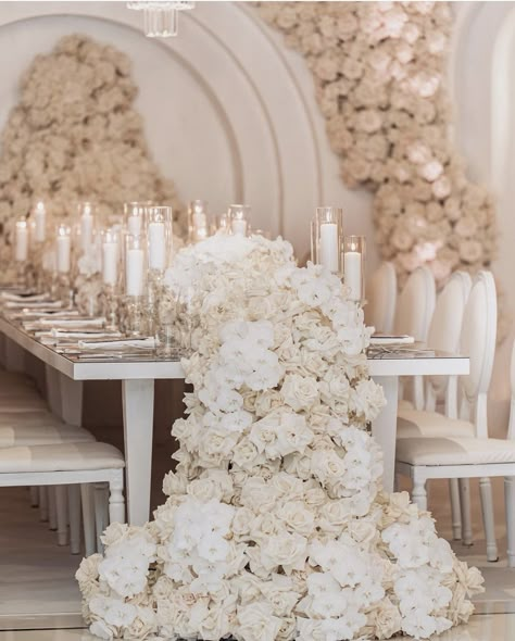 Ivory Decor Wedding, Extravagant Wedding Flowers, Cream White Wedding Theme, Modern Glam Wedding Theme, Luxury Wedding Details, All White Elegant Wedding, White Gold Wedding Theme, White Wedding Decor Elegant, Nude Wedding Theme