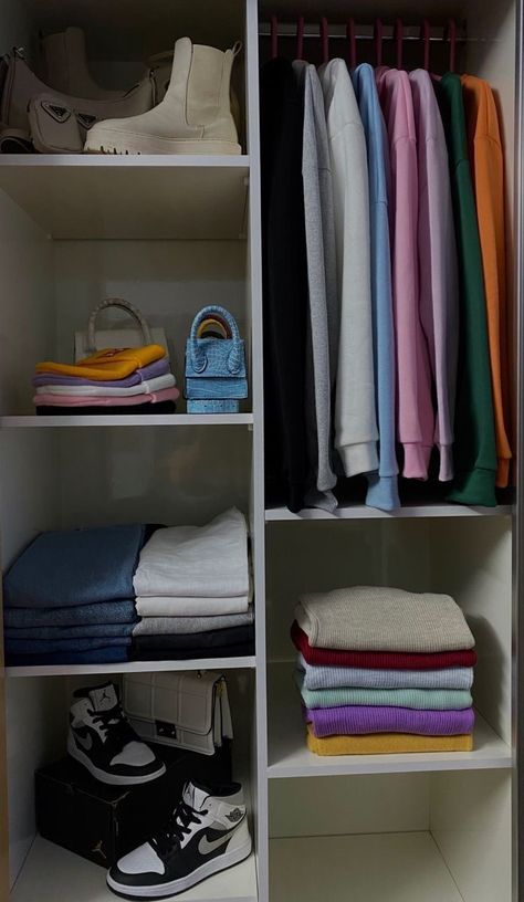 Color Coded Closet, Closet Organisation, Organized Closet, Room Organization Bedroom, House Organisation, Wardrobe Room, Closet Decor, Pinterest Room Decor, Perfect Closet