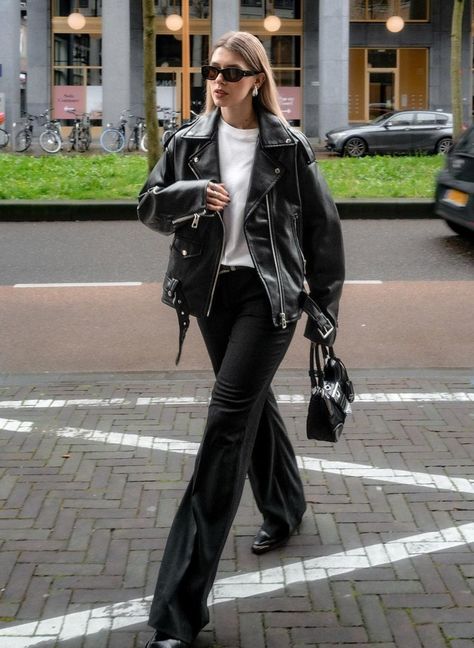 French Leather Jacket Outfit, Leather Jacket Outfit Formal, Black And White Leather Jacket Outfit, Leather Jacket Black Outfit, Bikers Outfit For Women, Oversized Leather Biker Jacket Outfits, Biker Outfit Aesthetic, Black Biker Jacket Outfit Women, Moto Jacket Outfit Women