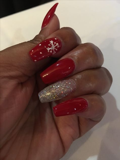 Red Silver Nails Christmas, Gift Nails Christmas, December Nail Ideas Short Square, Short Xmas Nails Red, Red And Glitter Christmas Nails, Dip Powder Christmas Nail Designs, Candy Cane Toes Nails, Easy Red Christmas Nails, Christmas Nail Art Designs Xmas Sparkle Red Glitter