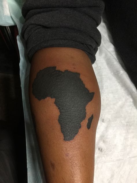 Cute Meaningful Tattoos, Typographic Tattoo, Alfredo Casserole, Tatoo Styles, Mens Tattoos, Black Men Tattoos, Africa Tattoos, Tattoo 2023, African Tattoo