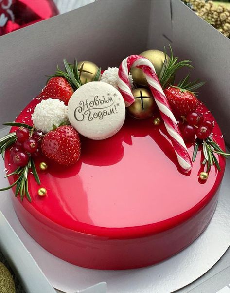 Super Torte, Red Birthday Cakes, Baking Photography, Birthday Cake Writing, Christmas Themed Cake, Christmas Cake Designs, New Year's Cake, Christmas Cake Decorations, Xmas Cake