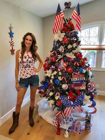 Christmas-obsessed woman redecorates her tree for EVERY holiday in the year so she doesn’t have to take it down Patriotic Christmas Tree, Seasonal Tree, Diy Tree Decor, Thanksgiving Tree, Valentine Tree, Summer Trees, Patriotic Christmas, Holiday Tree Decorations, Easter Tree Decorations