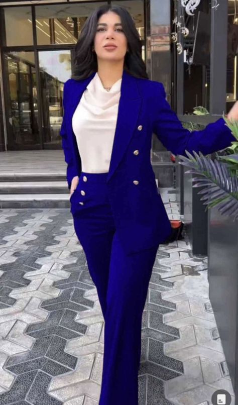 Royal Blue Blazer, Look Festival, Power Suit, Office Dresses, Stylish Work Outfits, Boss Babe, Stylish Girl, Formal Wear, Maquillaje De Ojos