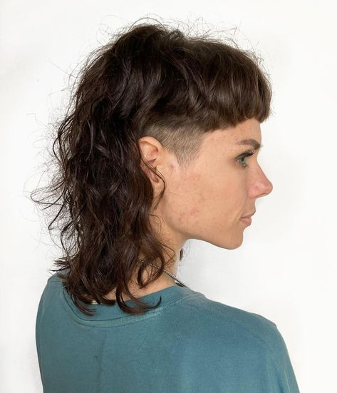 Looking for a new mullet haircut that can be rocked by loads of different women? No matter your age, hair color, or length - a mullet can suit you. Mu... Female Mullet, Lighter Brown Hair, Short Mullet, Bleach Blonde Hair, Mullet Haircut, Punk Hair, Edgy Hair, Mullet Hairstyle, Cut My Hair