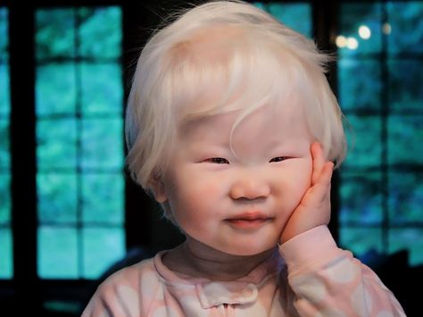 When photographer Yulia Taits posted her hypnotizing photo series that capture the beauty of Albino people, it inspired us to look further and find more people with Albinism. Photographie Portrait Inspiration, Unique Faces, Photo Series, People Of The World, 인물 사진, Interesting Faces, Drawing People, Character Inspiration, Pretty People