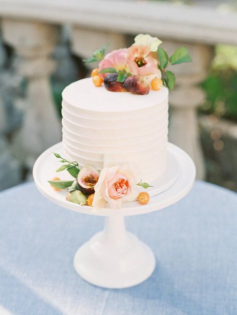 Simple Single-Tier Wedding Cake with Fresh Flowers 1 Tier Wedding Cakes, Wedding Cakes One Tier, One Tier Cake, Wedding Cake Images, Single Tier Cake, Small Wedding Cakes, Wedding Cake Roses, Fresh Flower Cake, Buttercream Wedding Cake