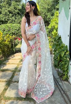 White Saree With Floral Embroidery, White Embroidery Saree, White Floral Saree, White Saree Look, White Organza Saree, Informal Clothes, Pretty Saree, Farewell Saree, Saree White