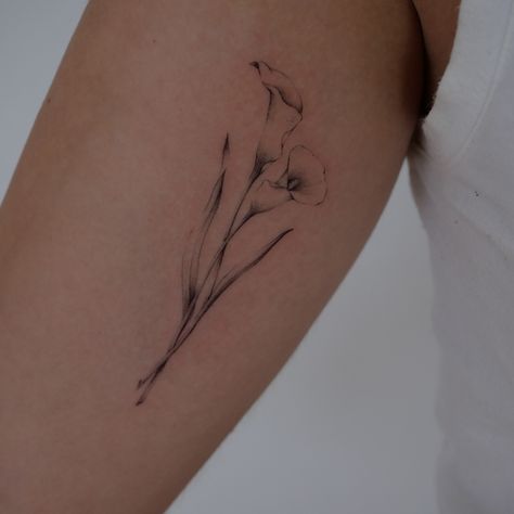 Calilily Flower Tattoo, White Calla Lily Tattoo, Calalilly Tattoos, Peace Lily Tattoo, Calla Lily Tattoo, Lilly Flower Tattoo, Lilly Tattoo, 2023 Vibes, Inspo Tattoo