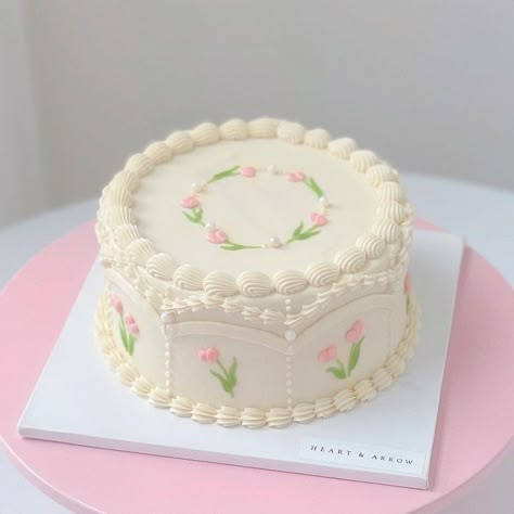 Pink Rose Cake Birthday, Cute Korean Cake, Vintage Cakes Birthday, Purple Vintage Cake, Simple Vintage Cake, Birthday Cake Floral, Cakes Korean, Vintage Floral Cake, Birthday Cake Vintage