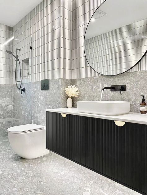 Black Details Bathroom, Black Cabinet Bathroom, Modern Ensuite Bathroom Ideas, Bathroom With Black Cabinets, Modern Hamptons Bathroom, Black Vanity Bathroom, Timeless Bathroom, Bathroom Wall Panels, House Bathrooms