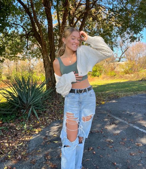 Baggy Ripped Jeans Outfit, Knitted Top Outfit, Baggy Ripped Jeans, Cardigan Fall Outfit, Jeans Tank Top, Ripped Jeans Outfit, Summer Fits, Jeans Outfit, Baggy Jeans