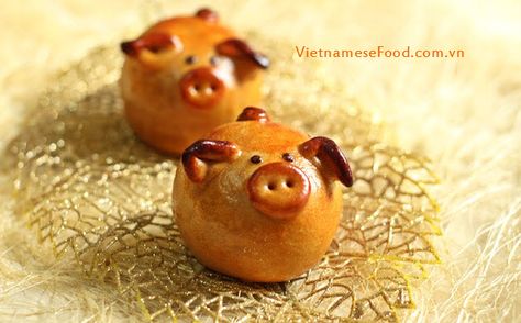 Grilled Moon Cakes in Pig Shapes Recipe (Bánh Trung Thu Con Heo) Roast Ideas, Chinese Moon Cake, Salty Desserts, Mooncake Recipe, Vietnamese Dessert, Mooncake Festival, Artist Cake, Chinese Snacks, Moon Cakes