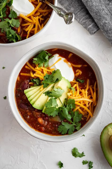 My dad's super-delicious, hearty and satisfying one-pot beef and red wine chili with beans and vegetables is the perfect comfort food! Cinnamon Raisin Sourdough, Montreal Bagels, Easy No Knead Bread, No Knead Bread Recipe, Chili With Beans, Beans And Vegetables, Knead Bread Recipe, Potted Beef, Chili Recipe Easy