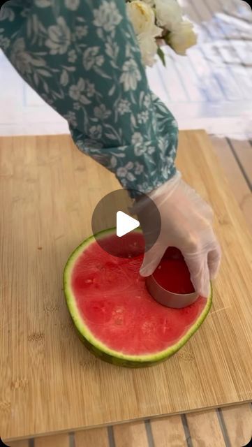 Interior Design & Home Decor on Instagram: "What a beautiful fruit decoration idea 🥰🤩 Credit @aizaparis_fr 💕💕💕 What do you think?🤩🤗😍

#healthyfood #healthylifestyle #healthtips #watermelon #decorations #fruits #stylings #homesweethome" Fresh Fruit Display Ideas, Watermelon Display Ideas, Fruit Boards For Parties, Fruit Tray Ideas For Party, Fruit Charcuterie Board Ideas, Creative Fruit Tray Ideas, Watermelon Decorations, Fruit Tray Designs, Fruit Platter Ideas