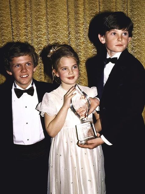 One In A Minion, Henry Thomas, Female Actors, Olivia De Havilland, Extra Terrestrial, At The Movies, People's Choice Awards, Drew Barrymore, Universal Pictures