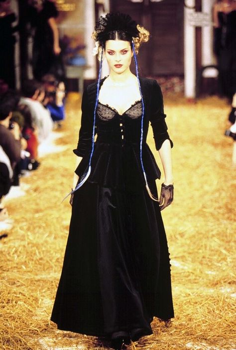 firstVIEW Grunge Runway, Betsey Johnson Runway, 90s Runway, Runway Fashion Couture, Arte Punk, Dark Outfits, Betsy Johnson, Runway Collection, Dark Fashion