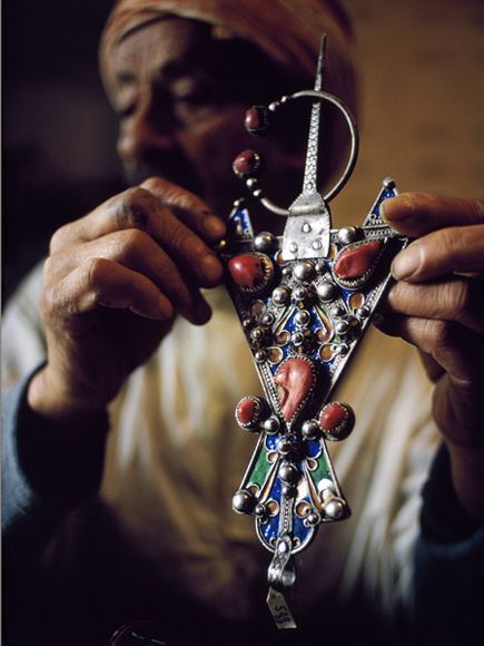 Africa | Old Kabyle jewellery being sold at Beni Yenni.  Image from "Algeria: Learning to Live With Independence," August 1973, National Geographic magazine | © Thomas J Abercrombie. Moroccan Jewelry, Antique Pins, African Jewelry, Ethnic Jewelry, National Geographic, Look Fashion, Brighton, Morocco, Antique Jewelry