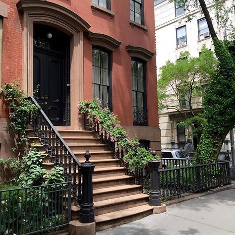 West Village showing off. 🌿 #neighborhood #thebest #nyc #townhouse #ivy #charming Nyc Townhouse, Greenwich Village, Building Structure, West Village, World Trade, World Trade Center, Beautiful Buildings, Big Apple, Best Cities